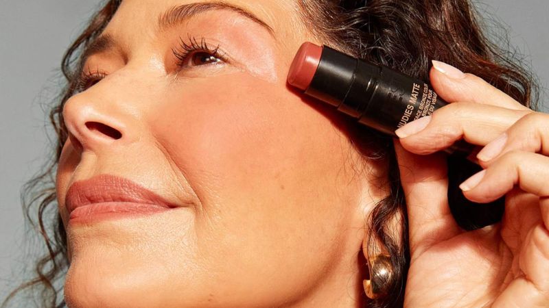 23 najlepsze sztyfty do makijażu i pielęgnacji skóry