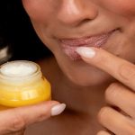 10 najlepszych peelingów do ust według dermatologów i ekspertów od skóry