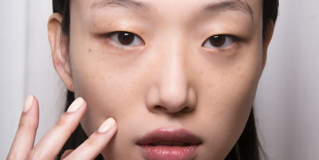 Jak wykonać 10-etapowy wirusowy koreański program pielęgnacji skóry w zaledwie 4 krokach