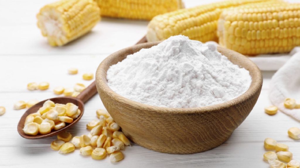 Mąka kukurydziana dla skóry: maseczki do twarzy DIY i korzyści dla promiennej skóry