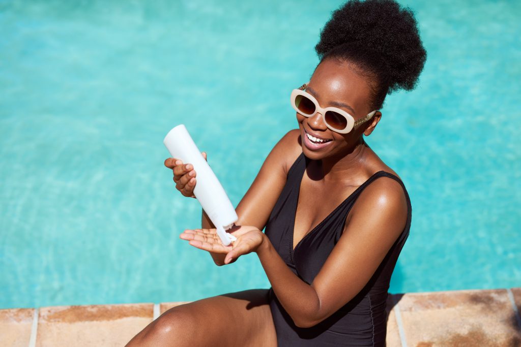 5 trendów w ochronie przeciwsłonecznej dla ciemniejszych odcieni skóry